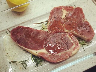 迷迭香黑胡椒牛排,用保鲜膜包好，放入冰箱冷藏2小时