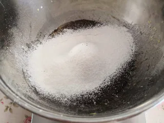 提拉米苏(蛋糕版),再筛入低筋面粉,划“Z”字拌匀,