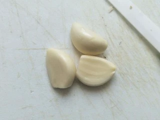 #猪里脊#绝世好叉烧-港式叉烧,放入三个大蒜约10g 放入两三片姜约3.5g