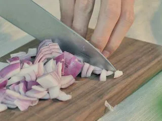 芝士南瓜焗意面,洋葱切小块。教你一个切洋葱不哭的小窍门:提前将洋葱放入冷冻室1个小时左右,再拿出来切,就不会流眼泪了,特灵。