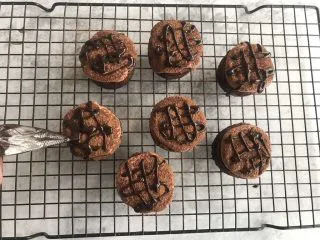 脏脏杯子蛋糕,挤上剩余的干纳许酱即可