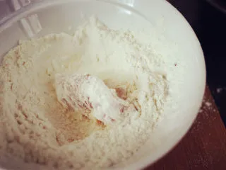 私房糖醋里脊,锅里放油，把腌制好的里脊肉沾上干粉