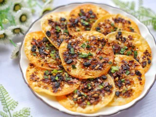 饺子皮辣酱饼,香辣可口，无敌简单，好吃到爆的辣酱饺子皮饼就做好啦～