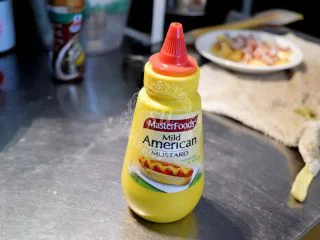 法式咸派【魔法蛋糕】,什么牌子无所谓。黄芥末。放心,不是辣的。带一点酸味。还挺好吃的。哈哈,做香肠面包什么可以挤上去。加入到【步骤7】中