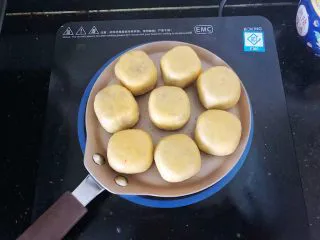 爆浆紫薯仙豆糕,码入学厨平底锅,提前刷上一层薄薄的油。