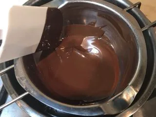 烘培小白入门：幸福满满的巧克力水果条,隔水加热，融化后很有光泽。