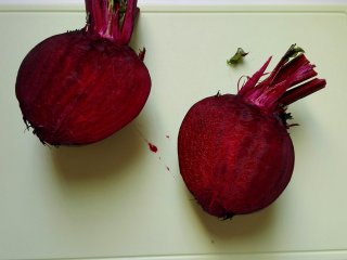 甜菜头瘦身沙拉-甜菜头吃法之一,切开后红艳如血，我都不敢用木菜板切，汁水会染红菜板，很难洗。我是用PP菜板切的，就很容易洗掉了。大家切这个的时候也注意，别用木菜板。