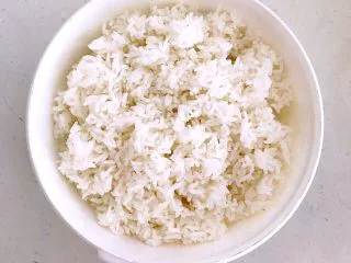 什锦虾仁焗饭,米饭用微波炉加热3分钟取出来备用