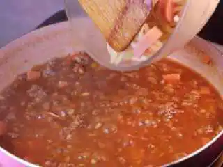 教你一个拌面的新吃法，口感爽滑劲道,开中火慢慢煮，煮至牛肉番茄酱汁变浓稠后即可将之前煮好的意面下锅。