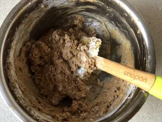 蓝莓秒芙蛋糕,这时候还看得见面粉残留，没事，不要搅过头