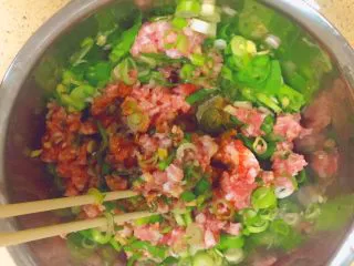 马卡龙色 高颜值汤饺系列@@ 猪肉大葱馅●麦穗饺,先稍微搅拌一下