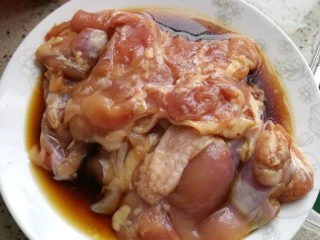 黑椒鸡扒意粉,鸡肉用酱油和少许盐腌制1个小时