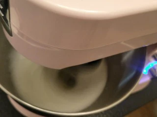 简单版轻乳酪蛋糕(8寸),分次加糖