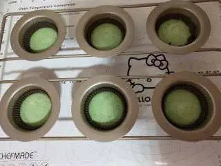 女巫杯子蛋糕,拌好的蛋糕糊倒入纸托中,轻磕几下震出大气泡