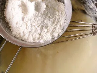 奶油奶酪戚风,筛入面粉