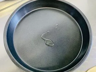 一次发酵——虾仁牛肉肠披萨,八寸的模具滴入一点点的玉米油