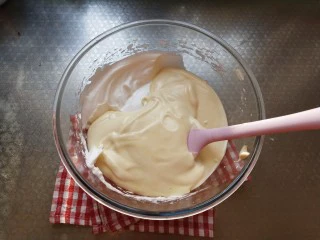 摩卡大理石纹戚风,分3次加入蛋白，切拌翻拌均匀