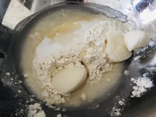 酥到掉渣的豆沙蛋黄酥,你要来一个吗?,油皮材料全部混合。揉成光滑的面团,不用揉出膜。