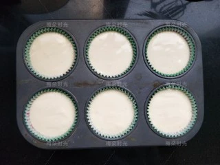 纸杯蛋糕(不塌不裂),挤入纸杯。纸杯选用软纸杯。挤九分满即可。