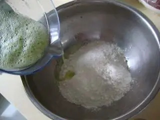 芹菜薄饼卷肉丝,倒入面粉中调成面糊