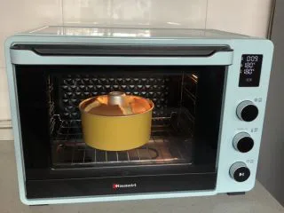 淡奶油戚风蛋糕,送入预热好的烤箱，底层、上下火180度烤25-30分钟，出炉震一下热气倒扣晾凉。