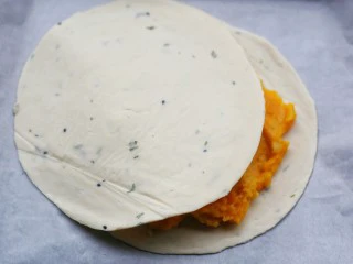 酥到掉渣的爆浆奶香芝士红薯饼,再盖一片手抓饼皮。