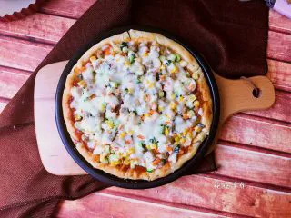 秘制芝心卷边披萨,出炉了。