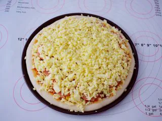 杂蔬火腿肠披萨,最上面再撒上一层芝士碎