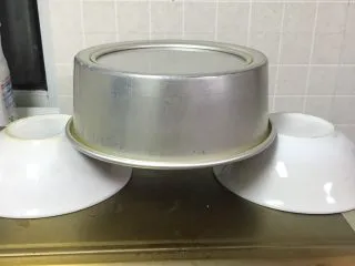 可可毛坯蛋糕,烤完立即倒扣放凉,三小时后再脱模。