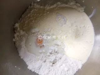 一发的淡奶油辫子面包,再把除黄油外的所有液体，放入桶里，搅拌均匀。