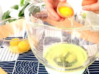 圣诞草莓蛋糕卷,蛋清、蛋黄分离到两个无水无油的容器中 