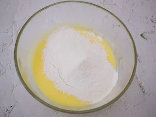 酸奶舒芙蕾蛋糕,筛入低筋面粉