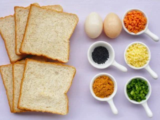 肉松芝士吐司卷,吐司6片，鸡蛋1个，火腿肠1根，黑芝麻，葱花，肉松，沙拉酱，芝士。