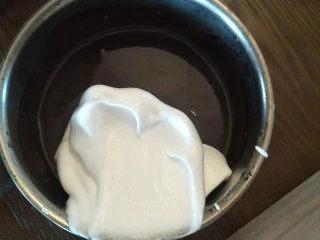 十分优秀de巧克力戚风蛋糕,混合少量蛋白霜，混合均匀