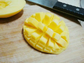 麋鹿奶油蛋糕,芒果对半切开，划花刀，芒果我用的香蜜芒，个头小用了两个，看大家自己夹心需要多少，