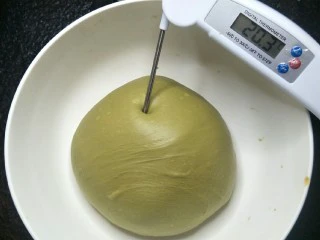 爆浆抹茶冰心面包,面团温度不要超过30°不然面包烤出来会变酸。