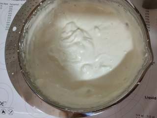 女巫杯子蛋糕,准备一个稍微大一点的盆,倒入温热的水!将盛鸡蛋的盆放入热水盆中!全蛋隔热水打发至提起电动打蛋器,滴落的蛋糊能形成小山状,纹路不会立刻消失的状态。