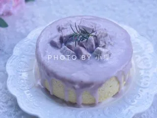 香芋戚风蛋糕,将切块的芋头放在表面装饰即可