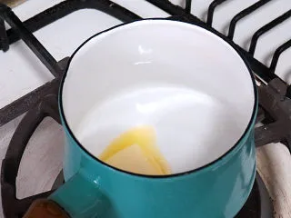 芝滋味浓滴【培根蘑菇白酱意面】,首先来做意面所需的白酱,将黄油融化