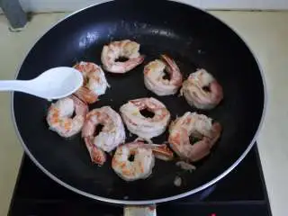 煎南美虾球配意式墨汁海鲜烩饭,烹白葡萄酒，加盐、胡椒粉调味