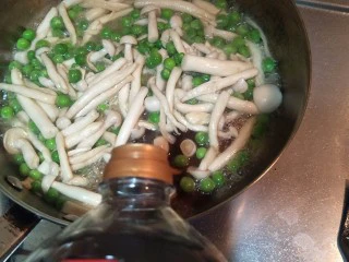 健康低卡香煎鲈鱼,加入一勺生抽调味。