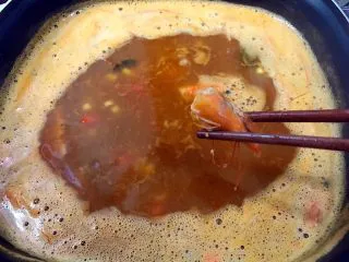 冬阴功海鲜汤or火锅,熬煮几分钟后捞出虾头不要