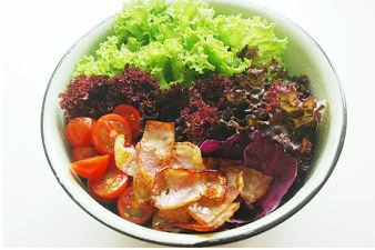 【蔬菜沙拉】 ,将蔬菜撕碎,樱桃番茄果切两半,放入培根、鸡肉、山核桃肉;