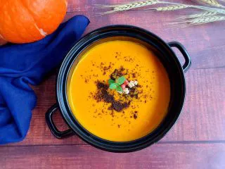 黄金南瓜汤（无奶油版）,最后表面撒上奥利奥饼干碎点缀即可食用了