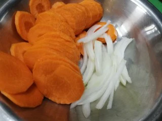 胡萝卜浓汤意面,接着胡萝卜切片洋葱切丝土豆切片