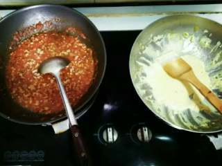 敲好吃肉酱千层面(๑•́ ؎ •̀๑),制作肉酱: 1.洋葱和番茄切丁 黄油在锅中融化后下洋葱丁 炒香 2.入肉馅(我用的是猪肉所以不用太长时间 牛肉就需要时间长至几十分钟)炒至无连黏程度 3.加入番茄 炒出茄汁后加番茄酱 加水转中火 加盐和胡椒粉调味 4.肉熟时收汁(不要太干 要有酱的感觉)