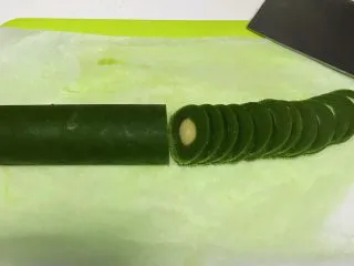 猕猴桃造型饼干,入冰箱冷冻1小时，然后切0.5厘米的薄片。（大概切了35块）