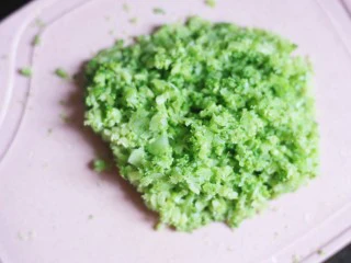 西兰花肉松芝士饭团,煮至断生后捞出、切碎。