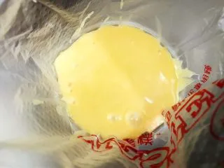 花生酱夹心玛德琳蛋糕,做好的面糊装入裱花袋里 放入冰箱冷藏30到1个小时