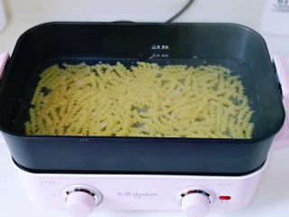 牛排芦笋盖意面,另起锅烧开水,煮螺旋面,水开后下螺旋面,大约煮了3分钟,煮熟捞出淋干水分装盘。